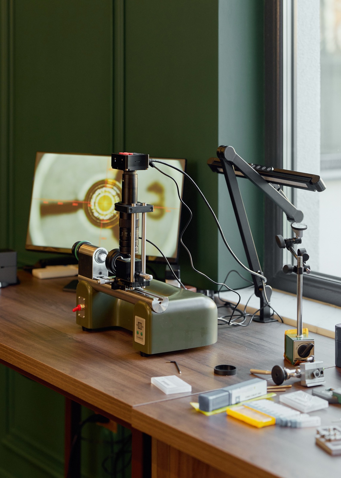 The measuring bench at the workshop window
